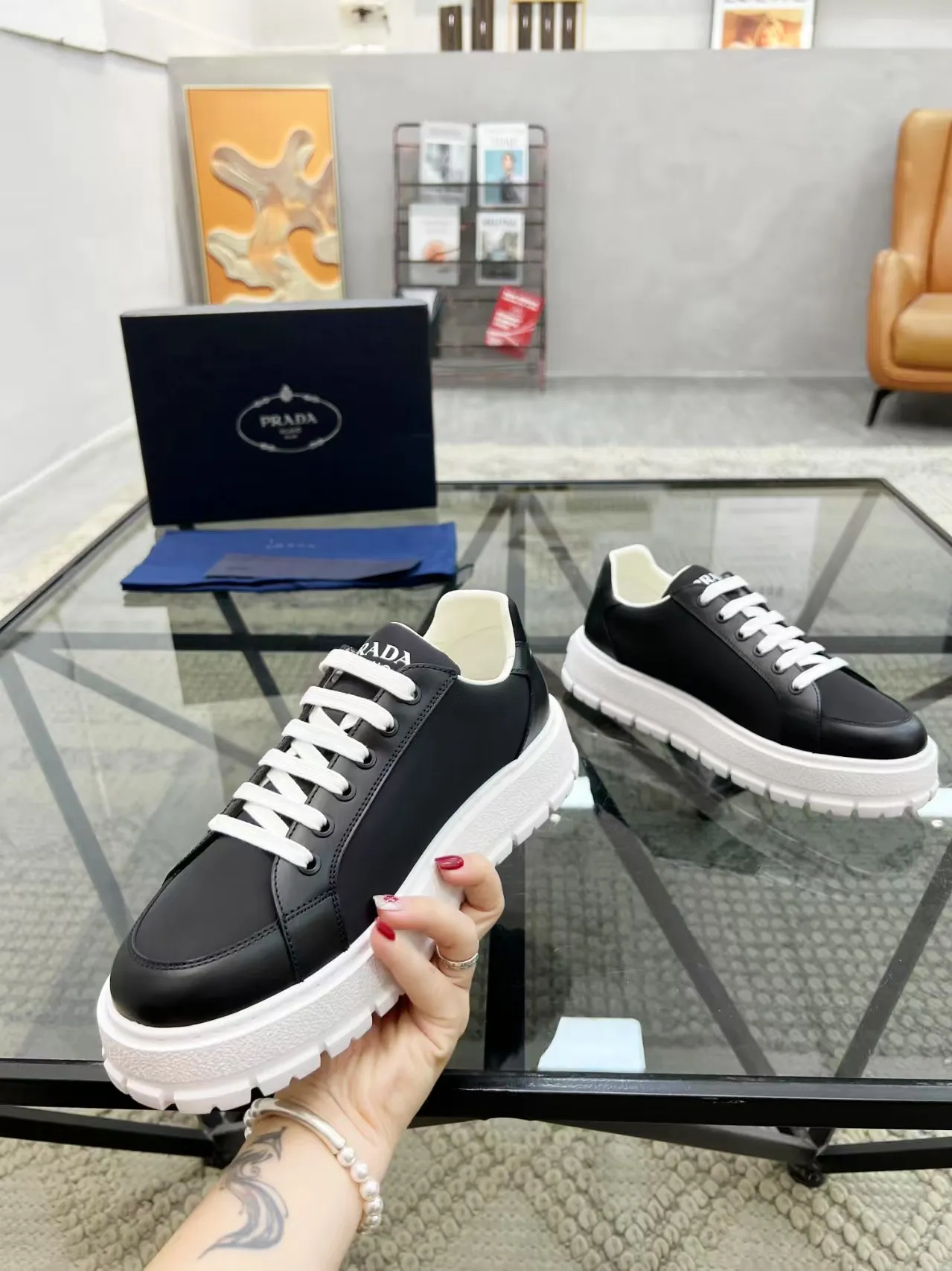 Men's Men's Shoes 💰440 [New Style] 🎍🎍Prada Prada's new men's leather sneakers, the highest version on the market, any comparison is welcome🆚! The original leather has excellent texture and is super high-end! Fetal sheep net lining imported from Italy, removable pad! Luxurious materials and fine workmanship, highly recommended! Code: 38-44 (45 can be customized
